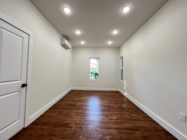 Unit 4 - 44 Van Nostrand Ave Unit 4