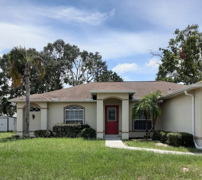 Building Photo - 3 Bedroom Home Close to Everything!