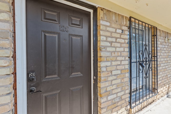 Photo - 6611 Southpoint St Unidad 128 Rental