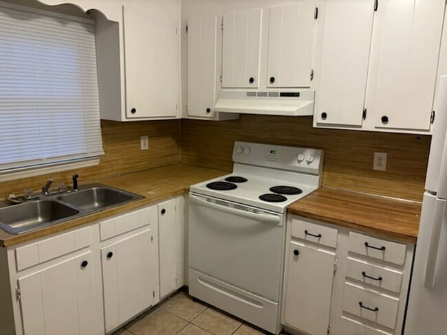 Building Photo - 211 8th Ave Dr SE Unit Apt.2