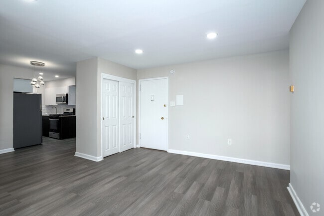 1BR, 1BA - 600-650SF - Living Room