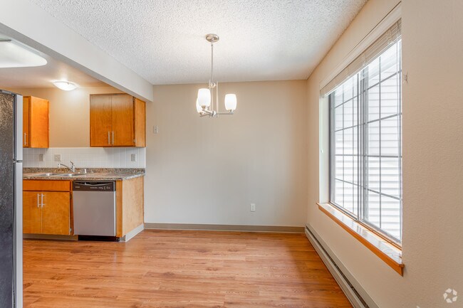 2BR, 2BA - 984 SF