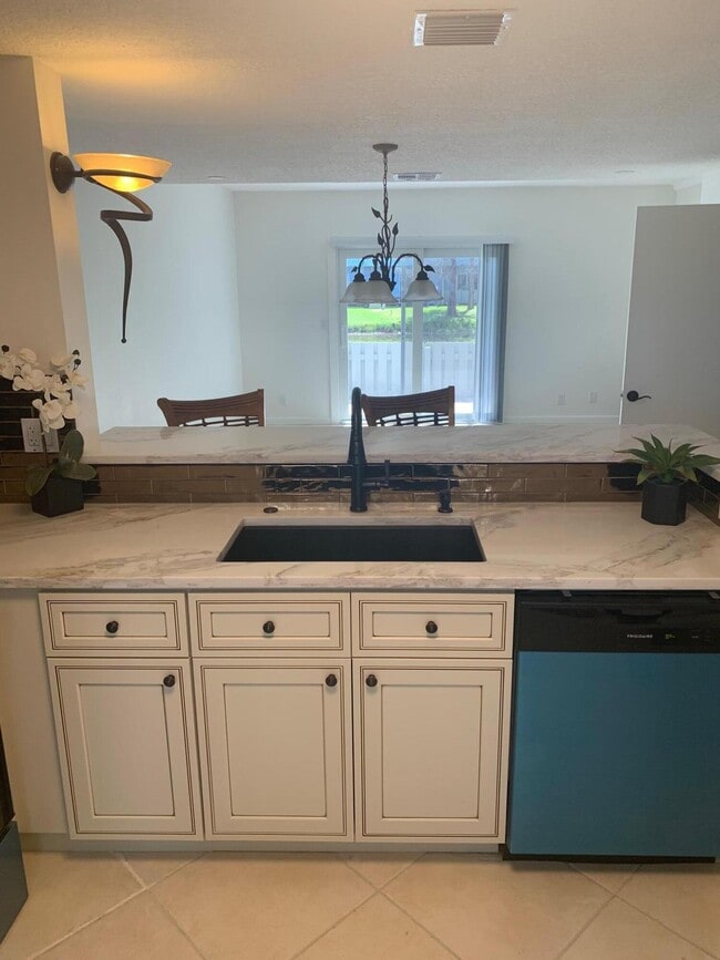 Photo - 239 SW 3rd St