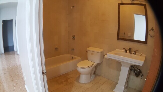 MAIN BAÑO GRANDE - 270 Malcolm X Blvd Unidad 2B