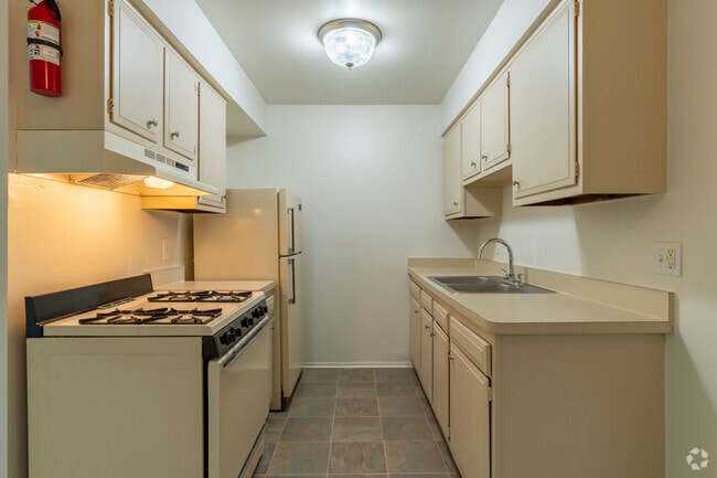 1BR, 1BA - 690SF - Kitchen