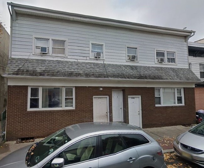 Building Photo - 573 Roosevelt Ave Unit apt 3