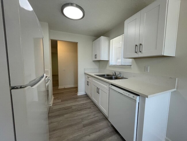 Photo - 2 Bed 1.5 Bath Spacious Apartment - New Washer and Dryer Hook-ups NEWLY REMODELED Unidad 711
