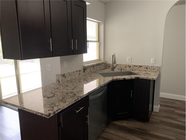 Photo - 998 SW N Globe Ave