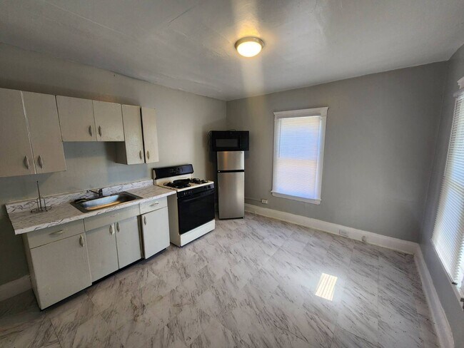 Photo - 1096 E 67th St Unit 3