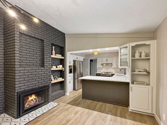 Photo - 645 Windemere Curve