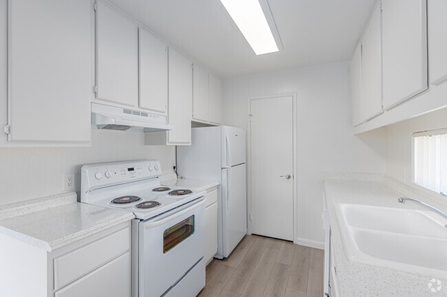 2BR, 1.5BA - 940SF - Kitchen