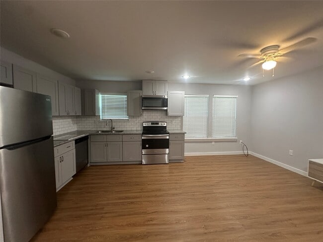 Building Photo - 6610 Haight St Unit B