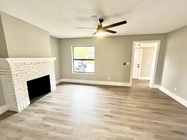 Photo - 2125 Gilmore St