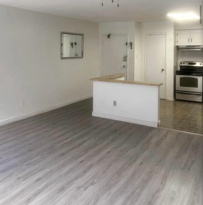 Photo - 4140 Dundas St W Unit A