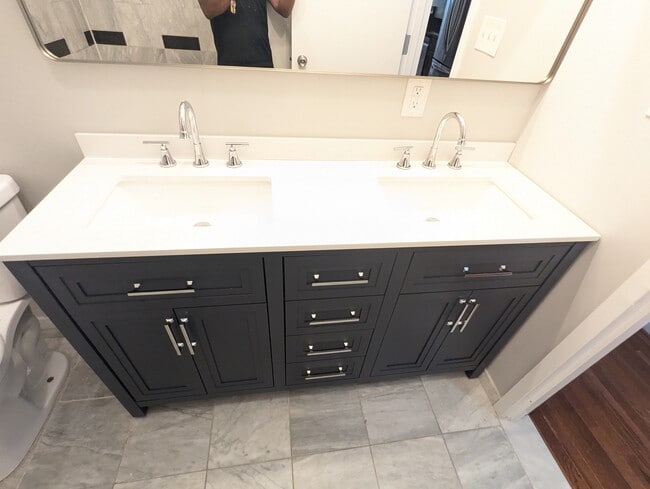 Baño reformado con lavabo doble. - 2024 N Calvert St Unidad 1