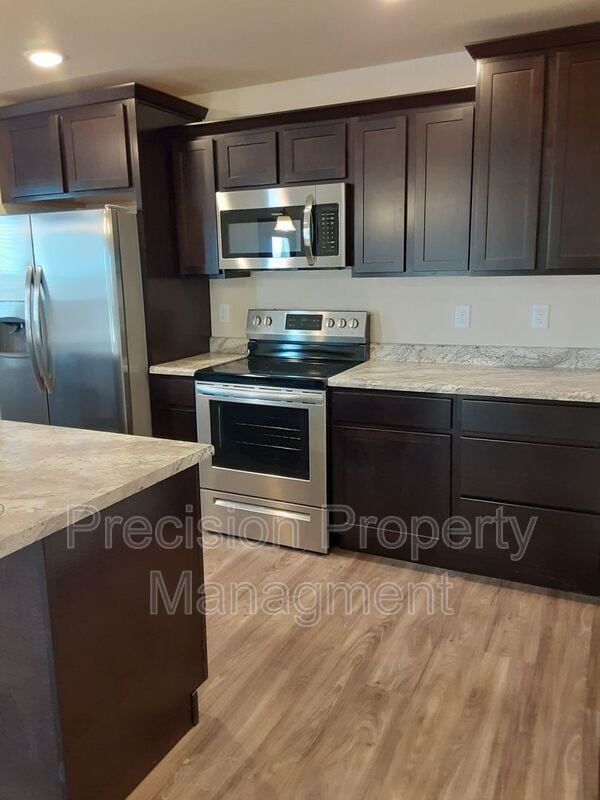 Photo - 591 225th St