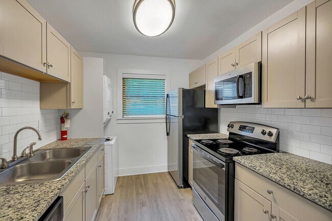 Photo - Greenview Apartments - Forest Park