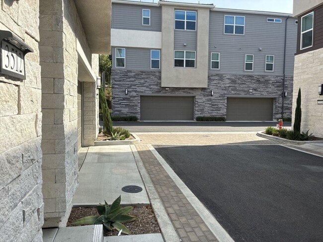 Photo - Modern 3-story townhouse in Ontario