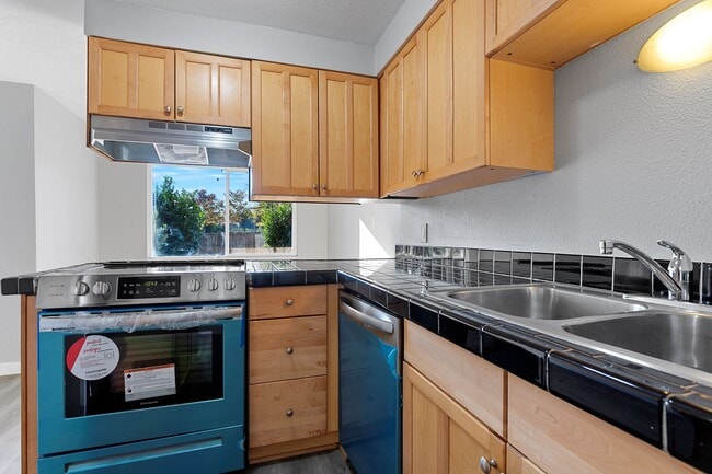 Building Photo - Carriage Estate Rental