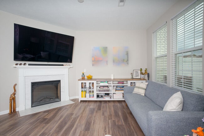 Photo - 810 Dipper Ln