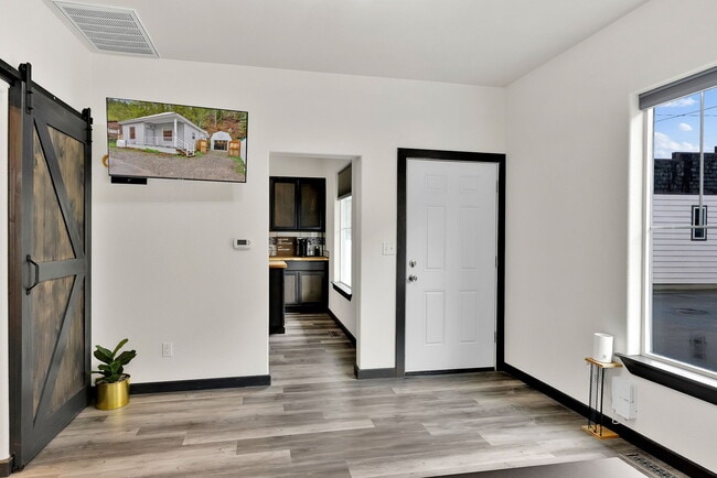 Photo - 902 Residence St