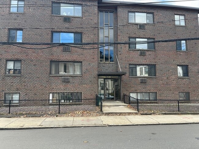 Building Photo - 39 Linden St Unit 32