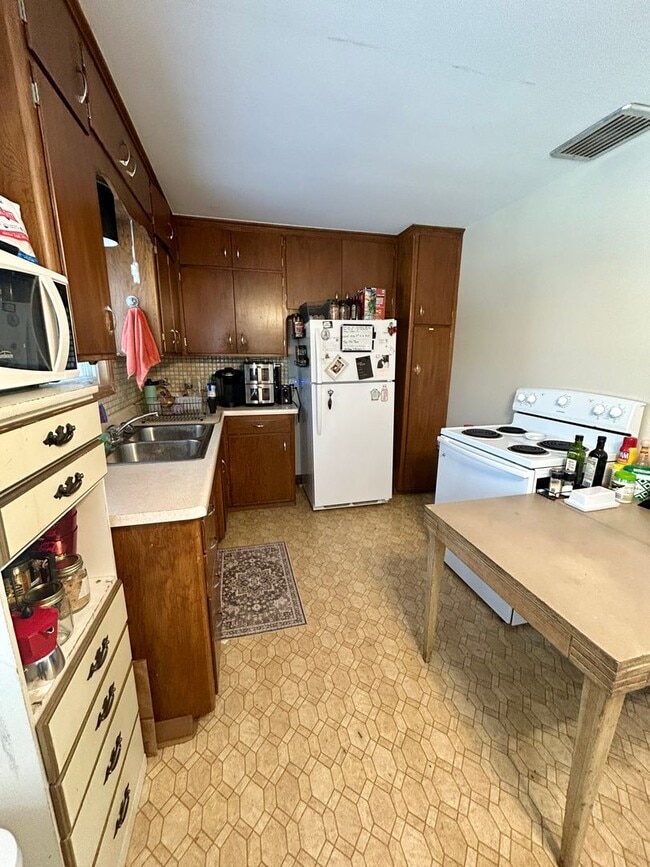 Photo - AVAILABLE JUNE - Nice 5 Bed 2 Bath Near Campus w/ OSP & Huge Yard