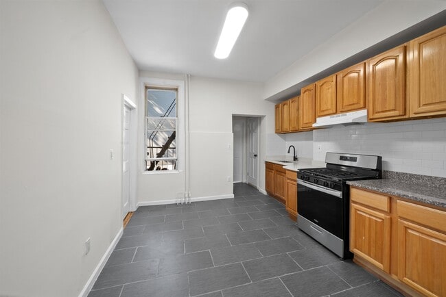 Building Photo - 67 Franklin St Unit 2