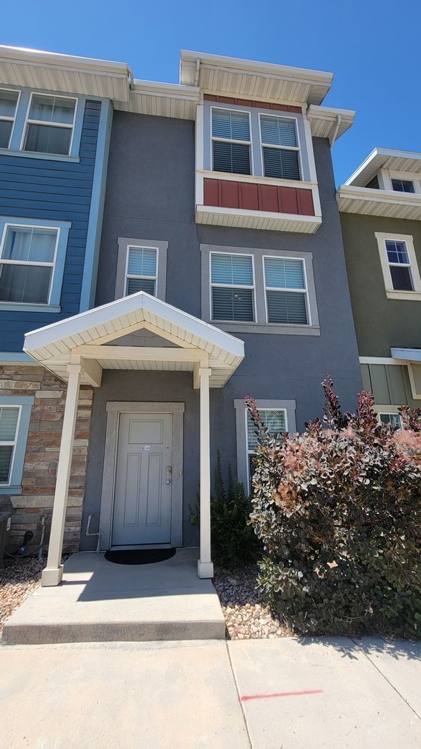 Dashing Edgewater Townhome - Dashing Edgewater Townhome