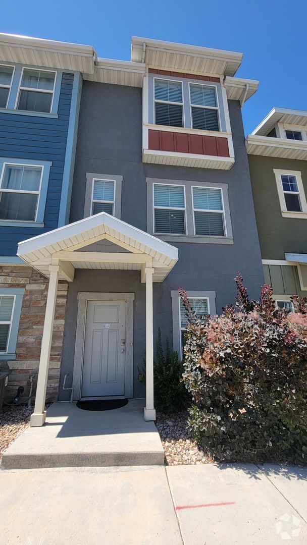 Building Photo - Dashing Edgewater Townhome
