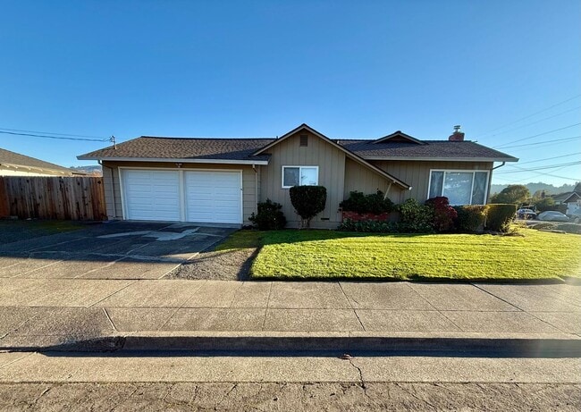 Building Photo - Charming Single-Level Home with Private Yard & Attached Garage!