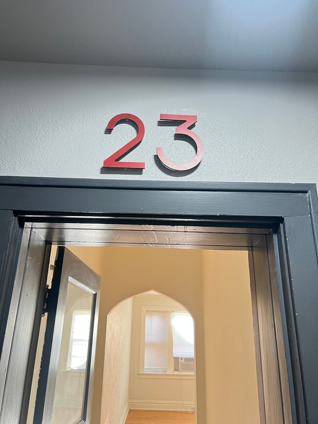 Building Photo - Freshly Updated Southampton 1 Bedroom Unit 4902 #23