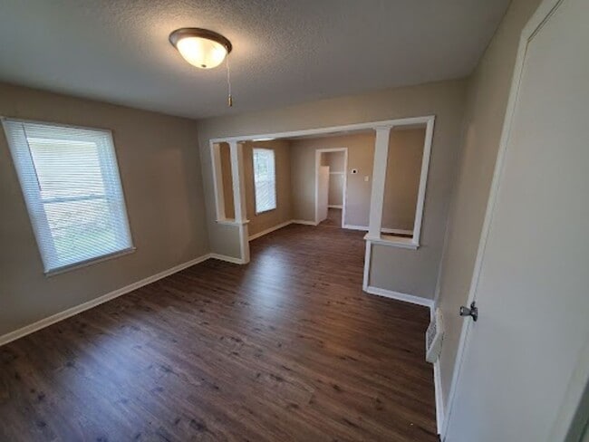 Building Photo - 3 bedroom home with covered patio and garage!