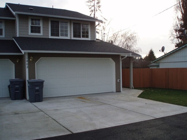 Building Photo - Hopkins - 1402 Unit B