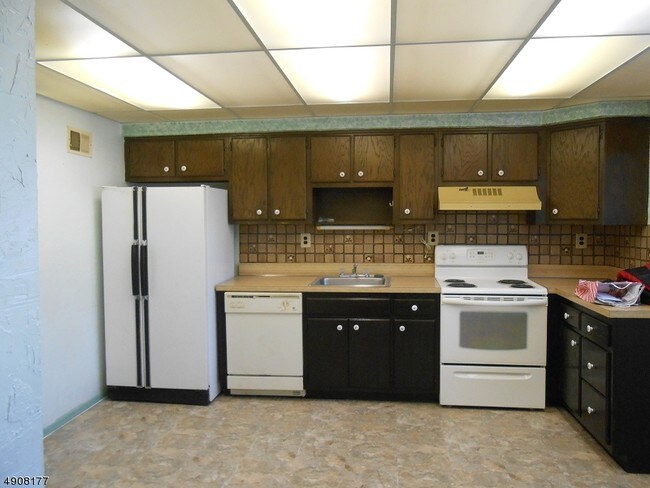 Photo - 910 Merritt Dr