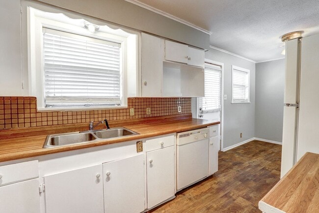 Photo - 3 Bedroom 1 Bathroom House in Texarkana, AR