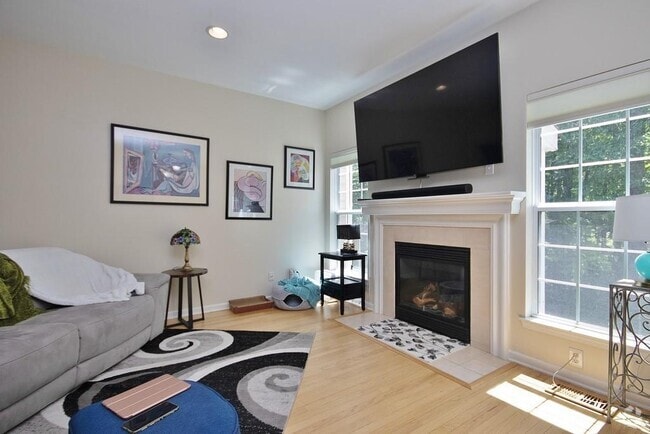 Building Photo - 836 Huntington Dr Rental