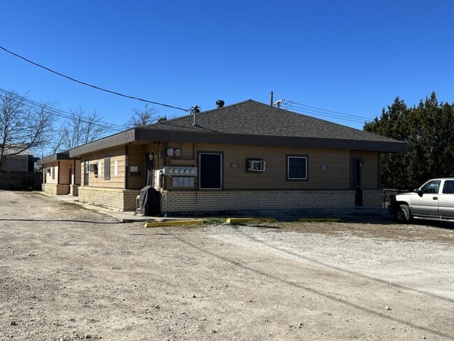 Building Photo - 302 W Valley Rd