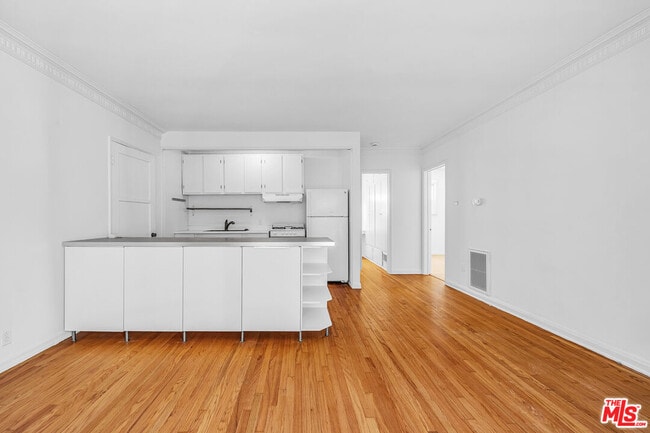 Photo - 1132-1132 Larrabee St Condo Unit 1