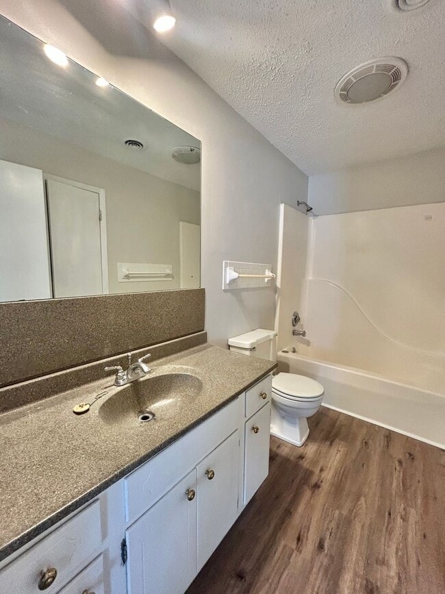 Photo - Charming, 2 bedroom apartment for rent!