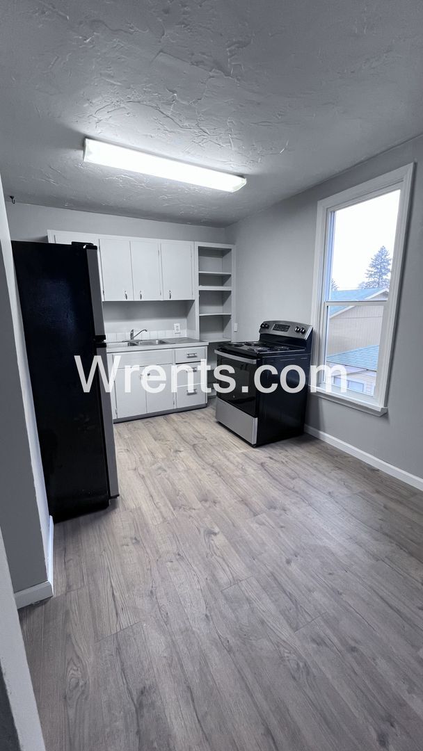 1bed 1bath upper unit in North Central - 1bed 1bath upper unit in North Central House