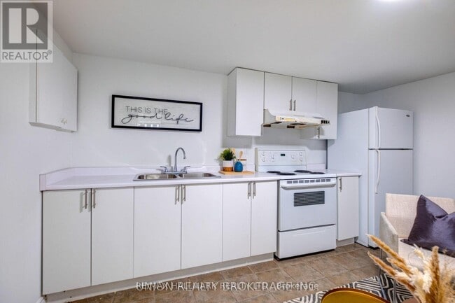 Photo - 533 Victoria Park Ave