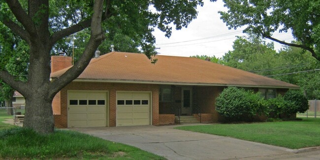 Building Photo - Move-In Special! 1/2 off 1st Month! (3) Bed/(2) Bath + (2) Living Areas Avail NOW!