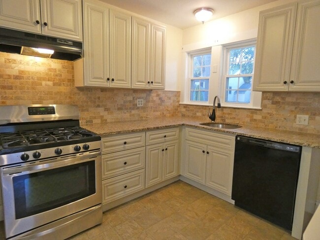 Building Photo - 59-61-61 Athelstane Rd Unit 59