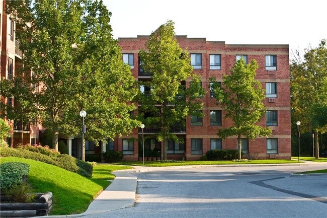 Photo - 1371 Commissioners Rd W