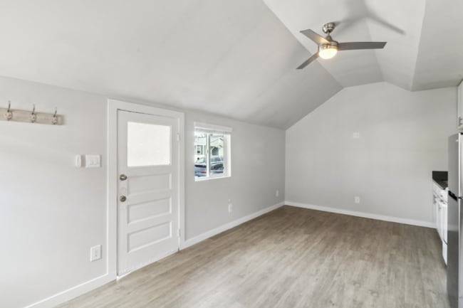 Photo - Experience Coastal Living -  Charming Studio Cottage Just a Stroll from Ocean Beach! Unidad 5137 - 01