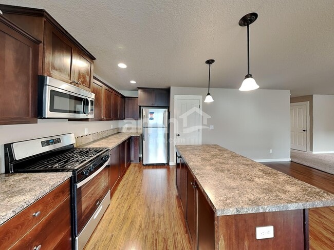 Photo - 468 Tulip Ave