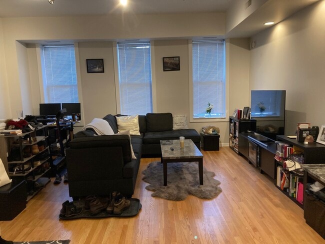 Building Photo - 1735 W Crystal St Unit 2F