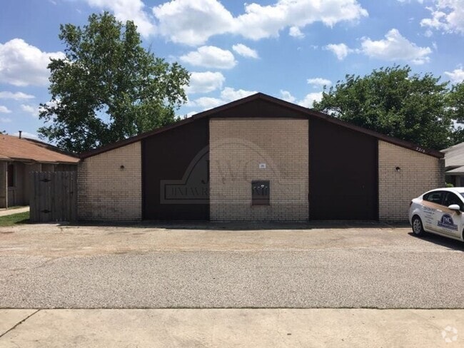 Building Photo - 2210 Silverway Dr Unit 2210 Silverway  B Rental