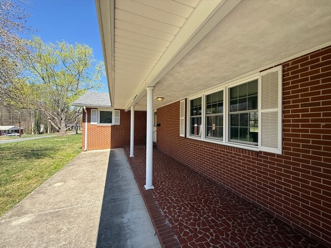 Photo - 831 Delmonte Dr NW